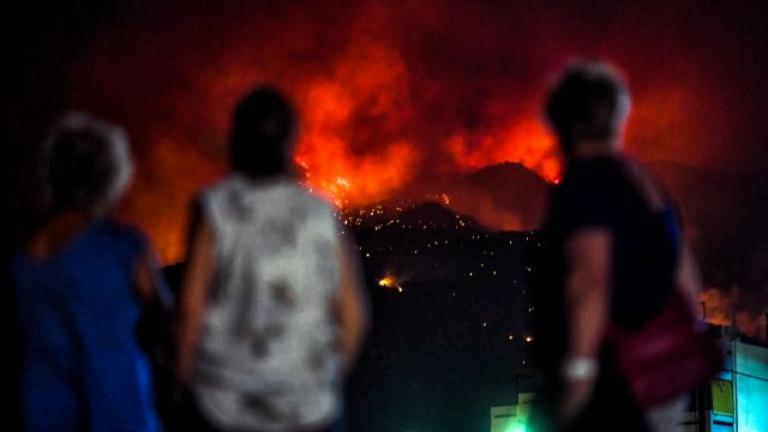 Μάχη με τις φλόγες για δεύτερη νύχτα θα δώσουν απόψε οι πυροσβέστες στο Λουτράκι