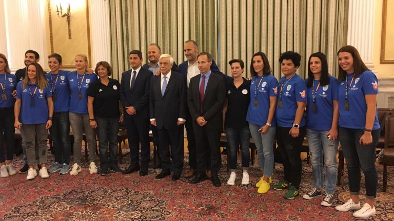 Ο ΠτΔ υποδέχτηκε την Παγκόσμια Πρωταθλήτρια εθνική κωφών γυναικών (ΒΙΝΤΕΟ)