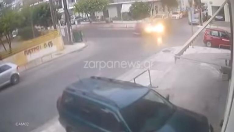 Σοκαριστικό βίντεο: Αυτοκίνητο εκσφενδονίζει μηχανάκι και εξαφανίζεται!!! 
