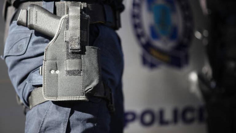 Έκλεψαν δύο γεμιστήρες με σφαίρες και χειροπέδες από αυτοκίνητο αστυνομικού 