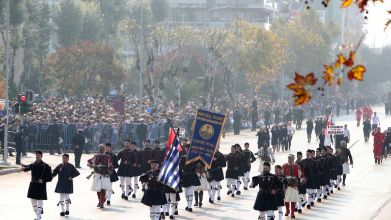 Με πλακάτ «Έλληνες σώστε τη Μακεδονία» παρέλασαν οι απόγονοι των Μακεδονομάχων (ΦΩΤΟ-ΒΙΝΤΕΟ)