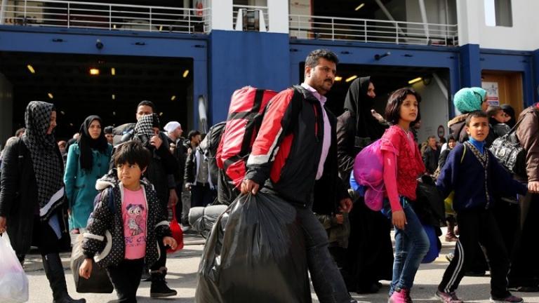 Στο λιμάνι του Πειραιά μεταφέρθηκαν 215 μετανάστες από τη Μόρια
