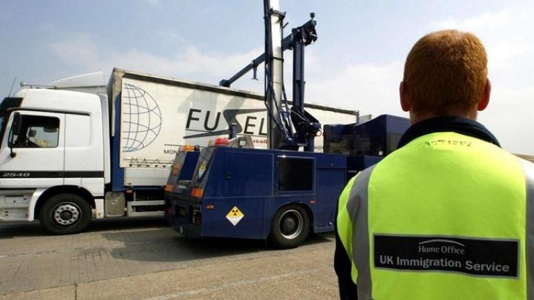 Βέλγιο: 20 μετανάστες βρέθηκαν σε δύο φορτηγά