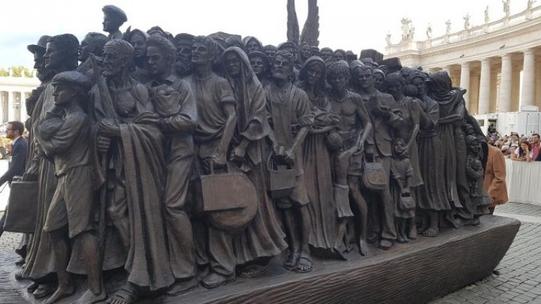 Ένα γλυπτό για την προσφυγιά, στην πλατεία του Αγίου Πέτρου, στο Βατικανό
