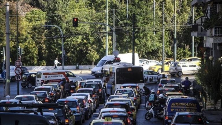 Αυξημένη κίνηση, πολλά τα προβλήματα για τους οδηγούς - Δείτε live την κίνηση