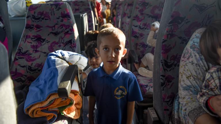 Στην Εύβοια μεταφέρονται οι πρόσφυγες που έδιωξαν από τα Βρασνά