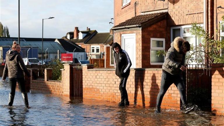 Βρετανία: Κάτοικοι καλούνται να εγκαταλείψουν τα σπίτια τους λόγω της βροχόπτωσης 