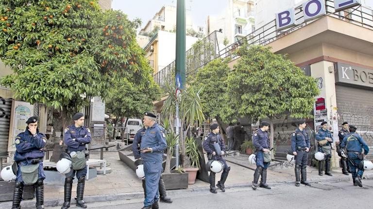 Πέντε συλλήψεις στην πλατεία Εξαρχείων για ναρκωτικά