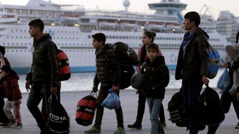 Στο λιμάνι του Πειραιά μεταφέρθηκαν από Χίο και Μυτιλήνη 370 μετανάστες