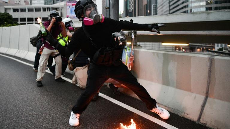 Χονγκ Κονγκ: Βέλη και μολότοφ κατά των αστυνομικών