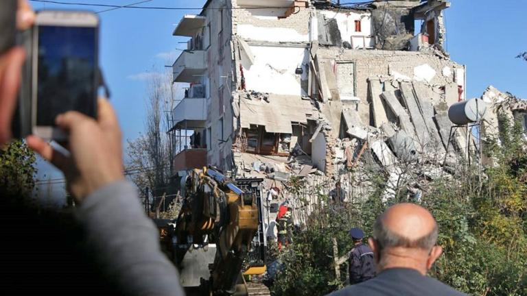 Αλβανία: Συνεχίζονται οι έρευνες στα ερείπια 