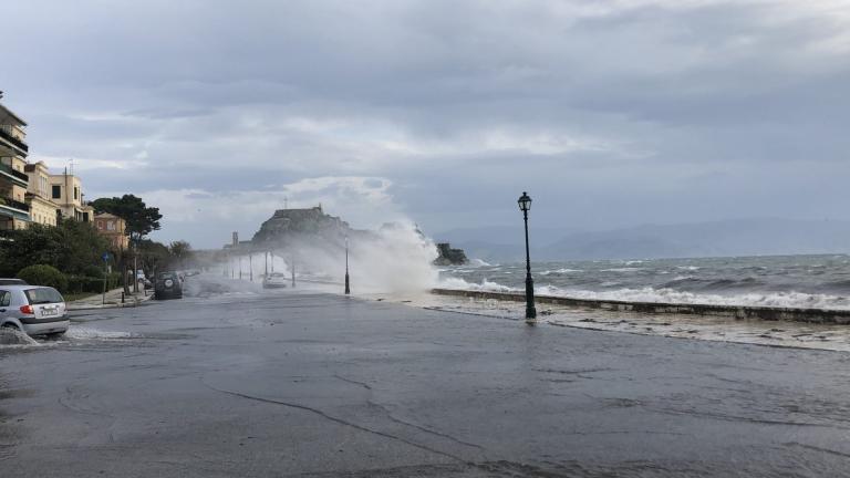 Κακοκαιρία «Βικτώρια»: Έντονη βροχή στην Κέρκυρα – Δεμένα τα πλοία ανοιχτού τύπου 