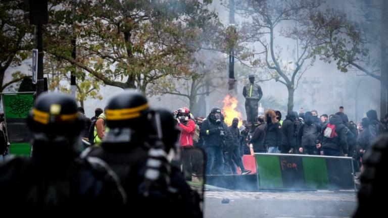 Κίτρινα Γιλέκα: Βίαια επεισόδια στο Παρίσι
