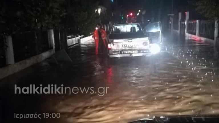 Κακοκαιρία: Δύσκολη αναμένεται η νύχτα για τη Χαλκιδική μετά το χτύπημα του «Γηρυόνη»