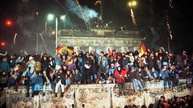Οι άγνωστες πτυχές της νύχτας που έπεσε το Τείχος του Βερολίνου - Τι αποκαλύπτει ο τελευταίος Πρόεδρος της Αν. Γερμανίας