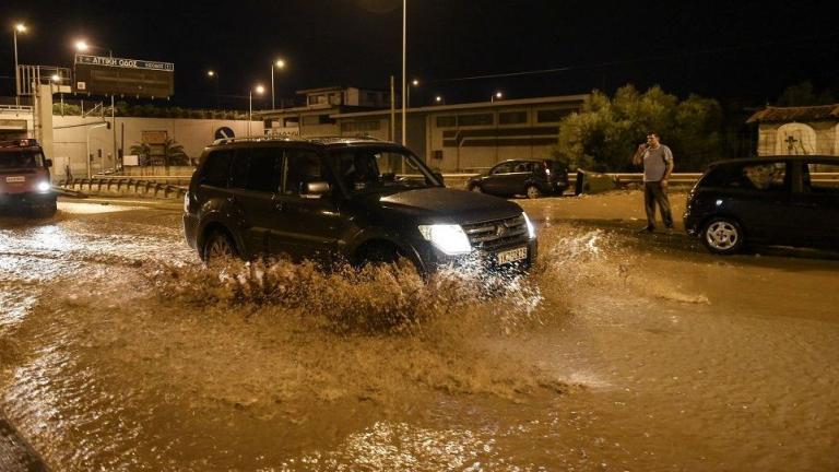 Αττική - Κακοκαιρία: Δρόμοι έχουν μετατραπεί σε «ποτάμια» από την κακοκαιρία