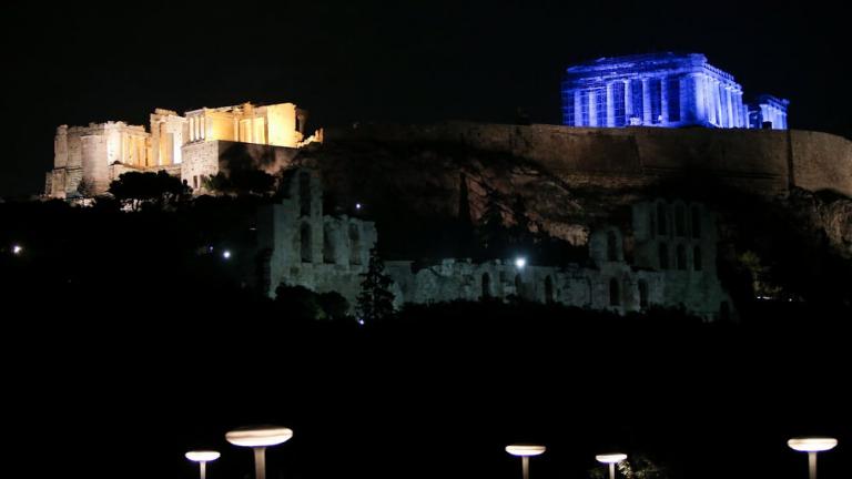 Εντυπωσιακές εικόνες της Ακρόπολης, ο Παρθενώνας άλλαξε χρώμα και ντύθηκε στα μπλε (ΦΩΤΟ-ΒΙΝΤΕΟ)