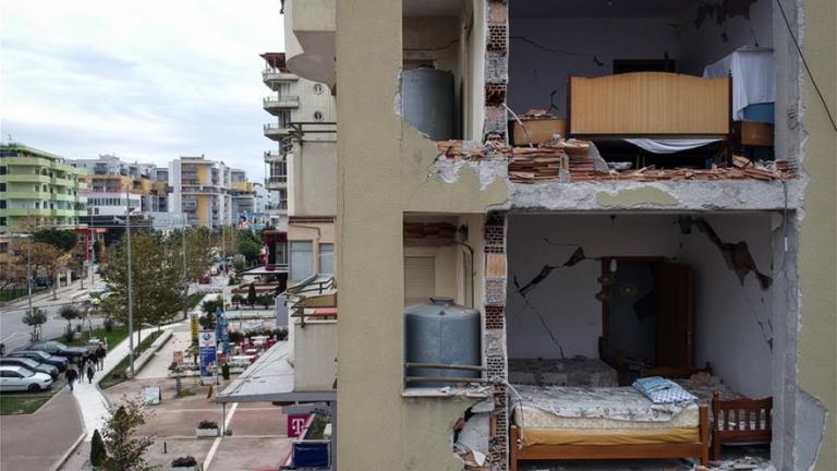Σεισμός Αλβανία: Σωστικά συνεργεία ανέσυραν νεκρά τρία παιδιά και τη μητέρα τους, 47 οι νεκροί