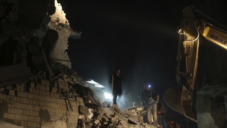 Στο Δυρράχιο και στο Θουμάν οι άνδρες της ΕΜΑΚ προσπαθούν να βρούν επιζώντες κάτω από τα ερείπια (ΒΙΝΤΕΟ-ΦΩΤΟ)