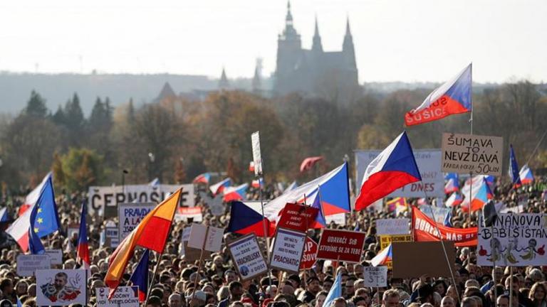 Χιλιάδες Τσέχοι διαδηλώνουν κατά του δισεκατομμυριούχου πρωθυπουργού Μπάμπις