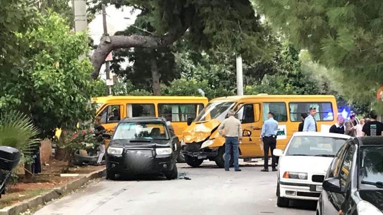 Τροχαίο με σχολικό στη Βούλα	