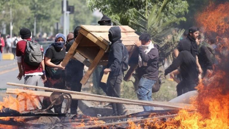 Χιλή: Η βία αναζωπυρώνεται, το πέσο κατρακυλά