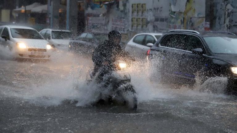 Άνοιξαν οι ουρανοί τα ξημερώματα στην Αττική - Σε πλήξη εξέλιξη το κύμα κακοκαιρίας, χτύπησε με μανία τη Δυτική Ελλάδα (ΒΙΝΤΕΟ-ΦΩΤΟ)