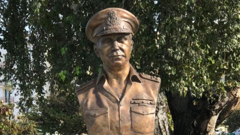 Προτομή του Κερκυραίου ήρωα Ελ. Χανδρινού για τη δράση του κατά της τουρκικής εισβολής στην Κύπρο το 1974