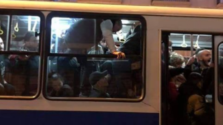 Επιβάτες στριμωγμένοι σαν «σαρδέλες» σε λεωφορείο του ΟΑΣΘ στη Θεσσαλονίκη