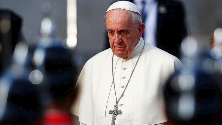 Ειρήνη στον κόσμο και επανόρθωση των αδικιών εύχεται στο χριστουγεννιάτικο μήνυμά του ο πάπας Φραγκίσκος