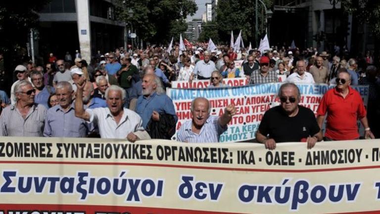 Ξεκίνησε η πορεία των συνταξιούχων από τα Προπύλαια του Πανεπιστημίου