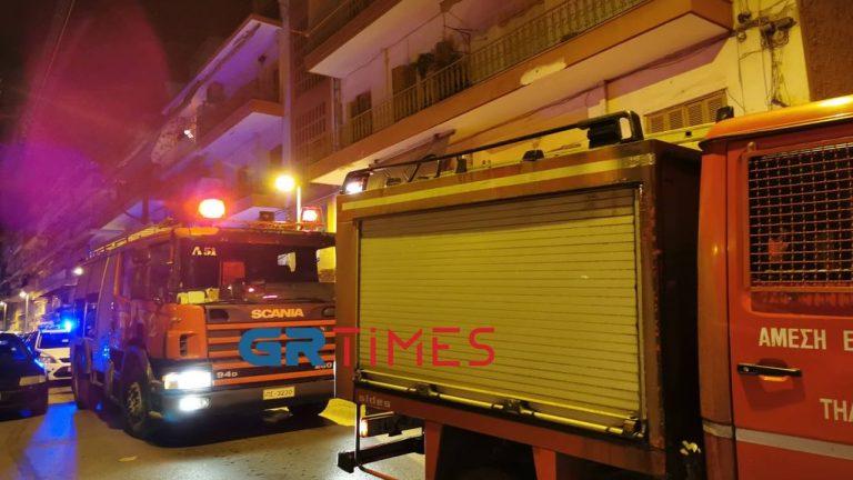 Θεσσαλονίκη: Φωτιά απείλησε πολυκατοικία - Οι αρχές ερευνούν το ενδεχόμενο εμπρησμού (ΒΙΝΤΕΟ-ΦΩΤΟ)