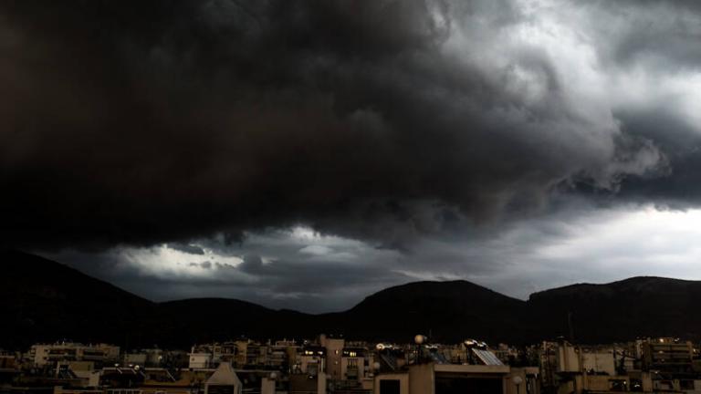 Βροχές, καταιγίδες, άνεμοι 9 μποφόρ και πτώση της θερμοκρασίας για την παραμονή των Χριστουγέννων