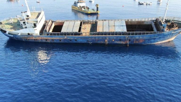 Δείτε εντυπωσιακές εικόνες από τη βύθιση πλοίου στη Λάρνακα (ΒΙΝΤΕΟ)