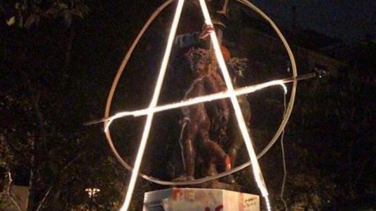 Εξάρχεια: Αντιεξουσιαστές αφού έκαψαν το χριστουγεννιάτικο δέντρο στόλισαν την πλατεία με ένα φωτεινό «Α»