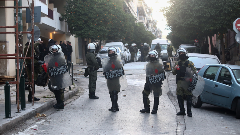 Τριπλή επιχείρηση εκκένωσης κτιρίων στο Κουκάκι - Δέκα προσαγωγές