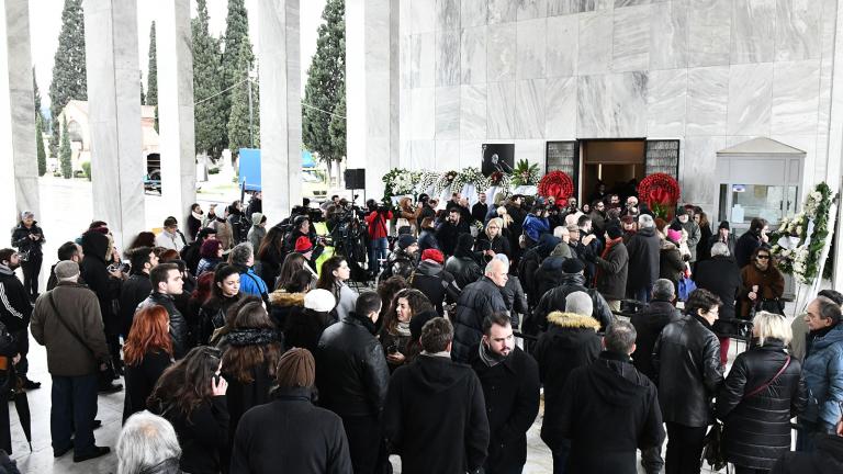 Σε λαϊκό προσκύνημα η σορός του μεγάλου μουσικοσυνθέτη Θάνου Μικρούτσικου