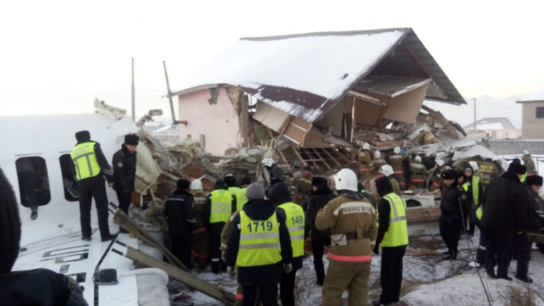 Αεροσκάφος με 100 επιβαίνοντες συνετρίβη σε κτίριο στο Καζακστάν - Στους 14 οι νεκροί