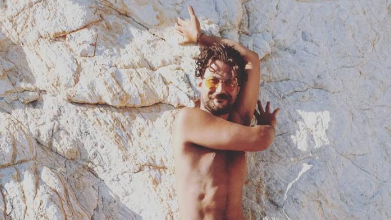 «Καφέ της Χαράς»: Νέος, ωραίος και σέξι παπάς θα σκανδαλίσει το Κολοκοτρωνίτσι