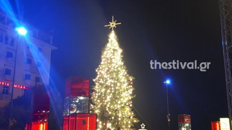 "Μαγεμένες Γιορτές"-Άναψε το χριστουγεννιάτικο δέντρο στην πλατεία Αριστοτέλους