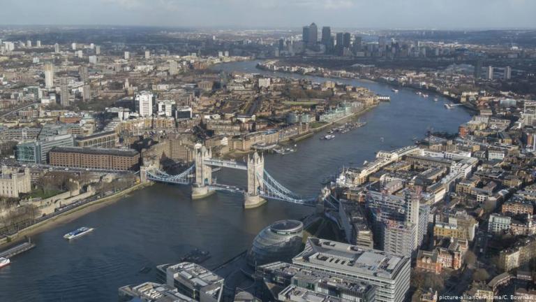 FT: O Μητσοτάκης «προκαλεί» τον Μακρόν