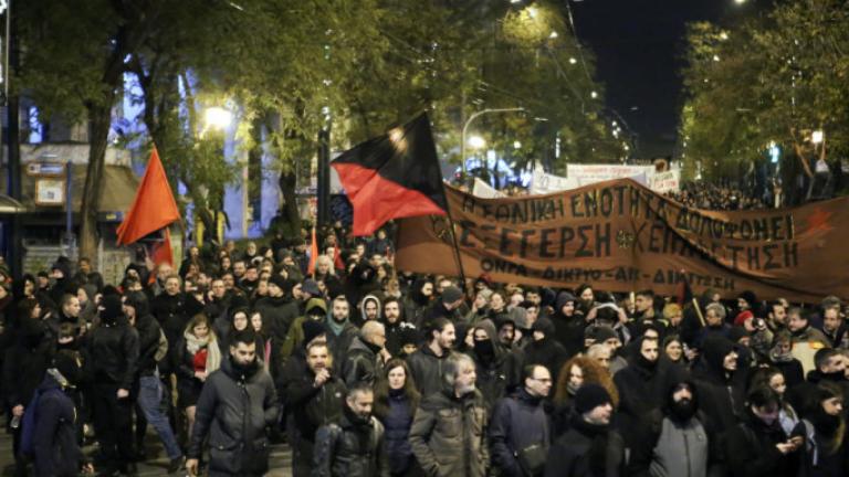 Σε εξέλιξη η συγκέντρωση στα Προπύλαια - Στις 21:00, νέα συγκέντρωση στο σημείο που δολοφονήθηκε ο Γρηγορόπουλος