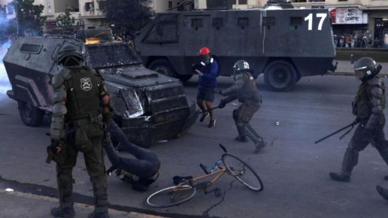 Χιλή: Φρίκη και οργή προκαλεί βίντεο όπου αστυνομικά οχήματα συνθλίβουν διαδηλωτή (Σκληρές εικόνες)