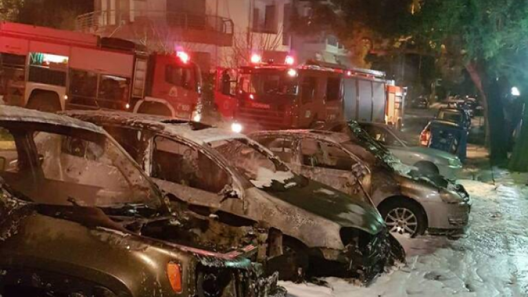 Δεκαοχτώ εμπρηστικές επιθέσεις σε αυτοκίνητα τη νύχτα σε Αθήνα, Μαρούσι, Αγ. Παρασκευή