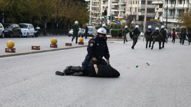 Ένταση έξω από την Εισαγγελία κατά την προσαγωγή των συλληφθέντων στα επεισόδια στο Κουκάκι