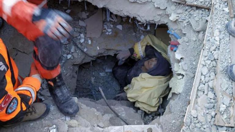 Σεισμός στην Τουρκία: Διάσωση γυναίκας που παρέμεινε εγκλωβισμένη 17 ώρες στα συντρίμμια κτιρίου