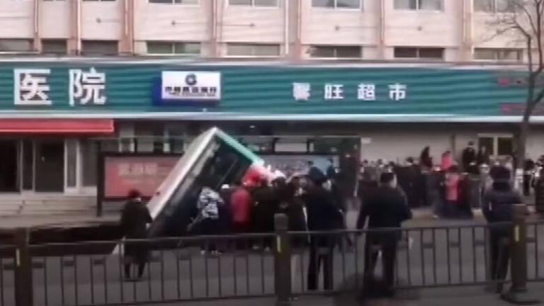  Κίνα: Τεράστια τρύπα άνοιξε ξαφνικά σε δρόμο και «κατάπιε» λεωφορείο-Έξι νεκροί