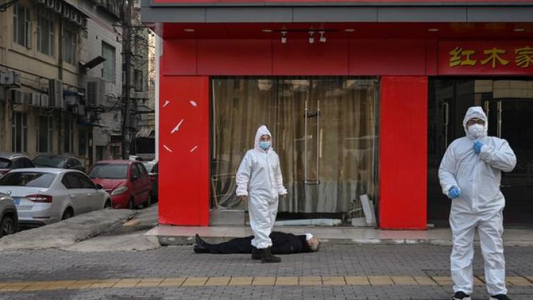 Κίνα - Κοροναϊός: Ένας νεκρός στο πεζοδρόμιο έγινε σύμβολο