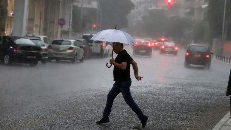 Καιρός (14/2): Βροχές και σποραδικές καταιγίδες σήμερα Τρίτη