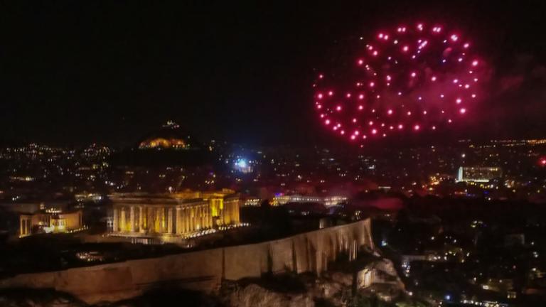 Η Αθήνα υποδέχτηκε το νέο χρόνο - Κ. Μπακογιάννης: Να μη βρει κανέναν το 2020 μόνο του